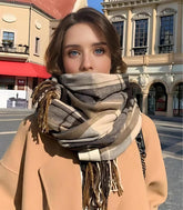 Comprar Cachecol feminino xadrez inverno com toque cashmere, macio, sofisticado e quentinho, perfeito para looks casuais e formais.